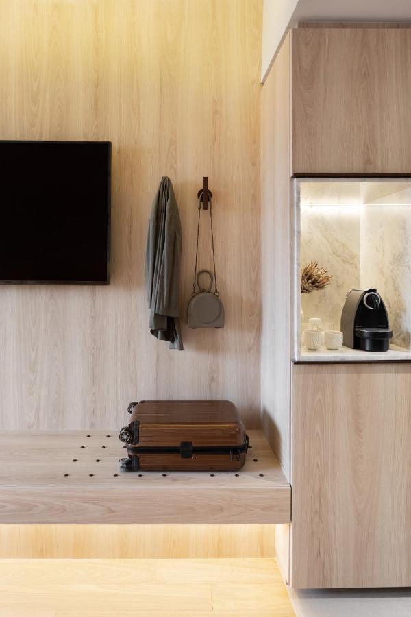 Qoya Hotel Curitiba, Curio Collection By Hilton Dış mekan fotoğraf A wall mounted coat hook
