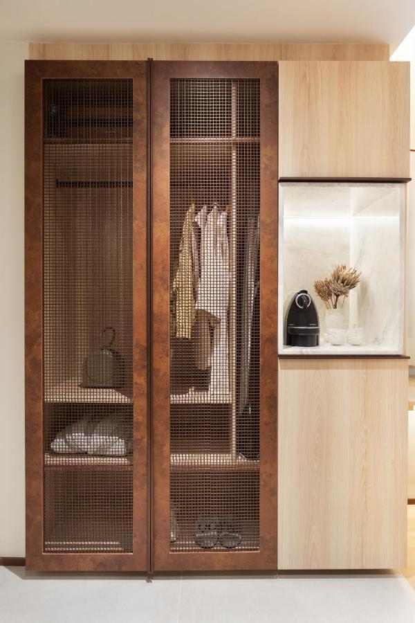 Qoya Hotel Curitiba, Curio Collection By Hilton Dış mekan fotoğraf A wardrobe
