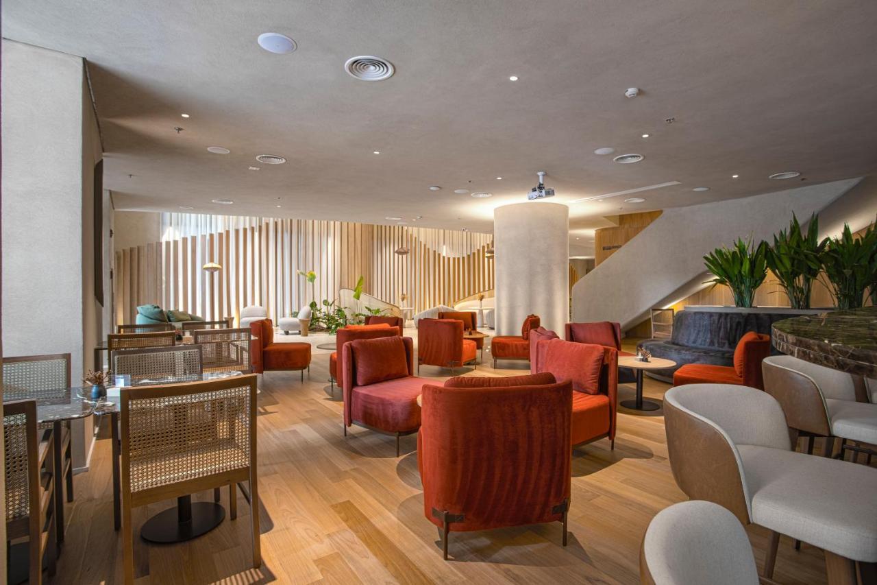 Qoya Hotel Curitiba, Curio Collection By Hilton Dış mekan fotoğraf The lounge at London Heathrow Airport
