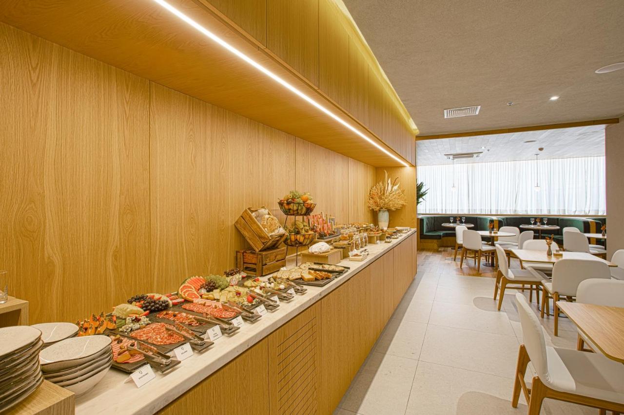 Qoya Hotel Curitiba, Curio Collection By Hilton Dış mekan fotoğraf The lounge at the airport