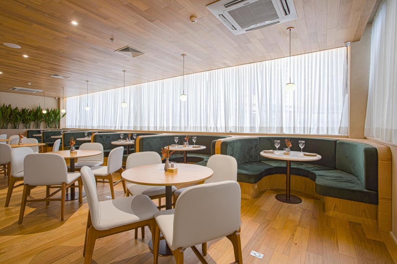Qoya Hotel Curitiba, Curio Collection By Hilton Dış mekan fotoğraf The interior of the restaurant