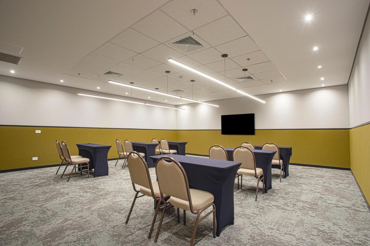 Qoya Hotel Curitiba, Curio Collection By Hilton Dış mekan fotoğraf Meeting room