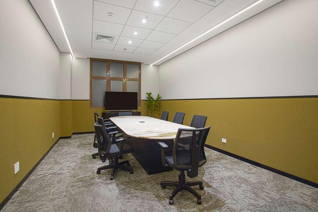 Qoya Hotel Curitiba, Curio Collection By Hilton Konforlar fotoğraf Meeting room at the office of a law firm in India
