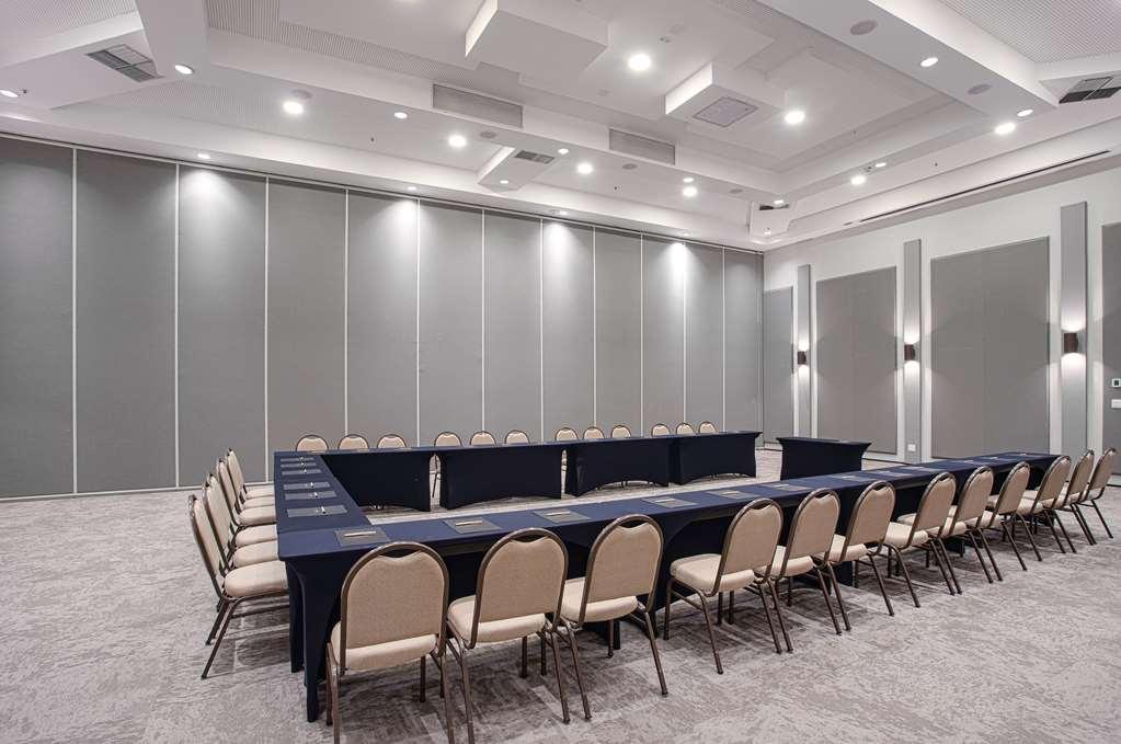Qoya Hotel Curitiba, Curio Collection By Hilton Konforlar fotoğraf A meeting room