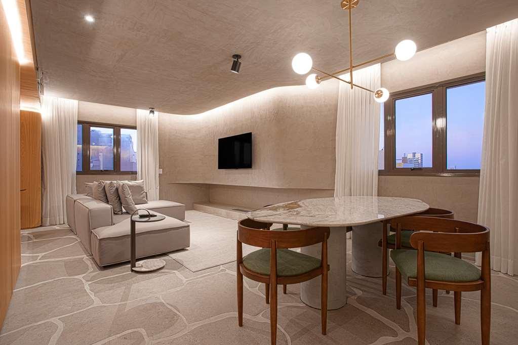 Qoya Hotel Curitiba, Curio Collection By Hilton Oda fotoğraf The interior of a suite at the hotel