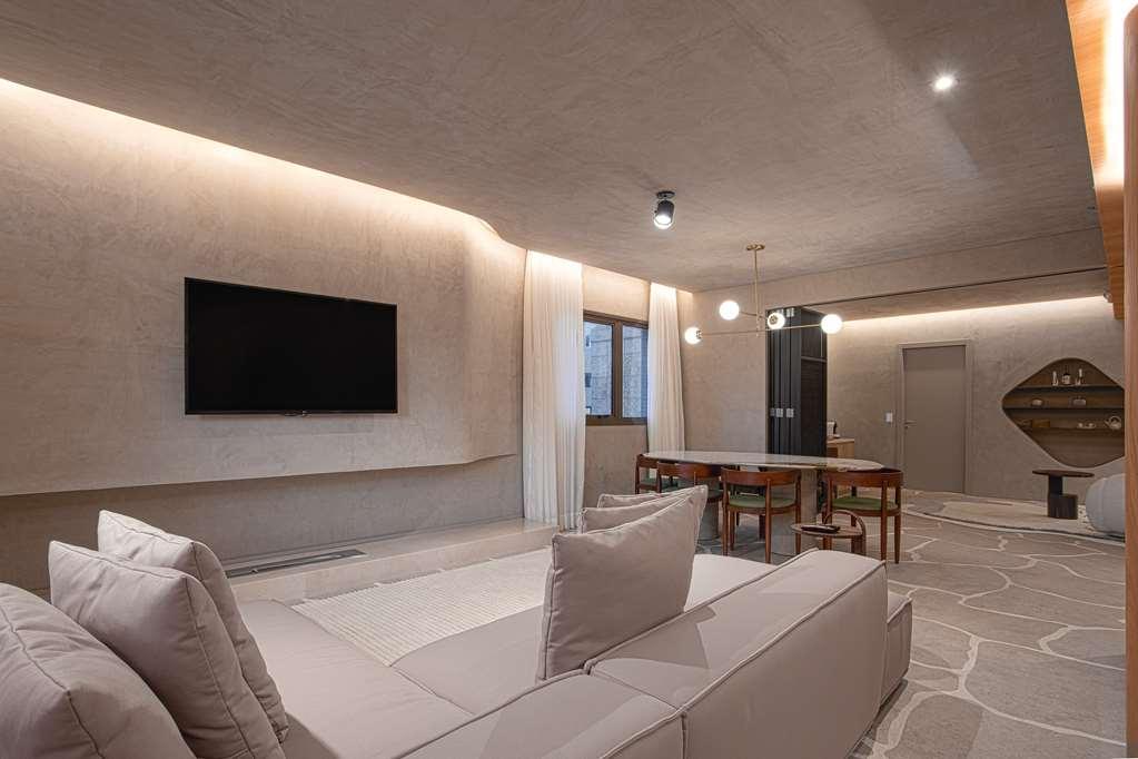 Qoya Hotel Curitiba, Curio Collection By Hilton Oda fotoğraf The living room of a penthouse at The Ritz-Carlton, DIFC