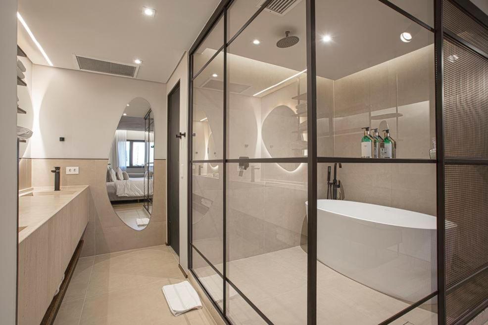 Qoya Hotel Curitiba, Curio Collection By Hilton Dış mekan fotoğraf Bathroom